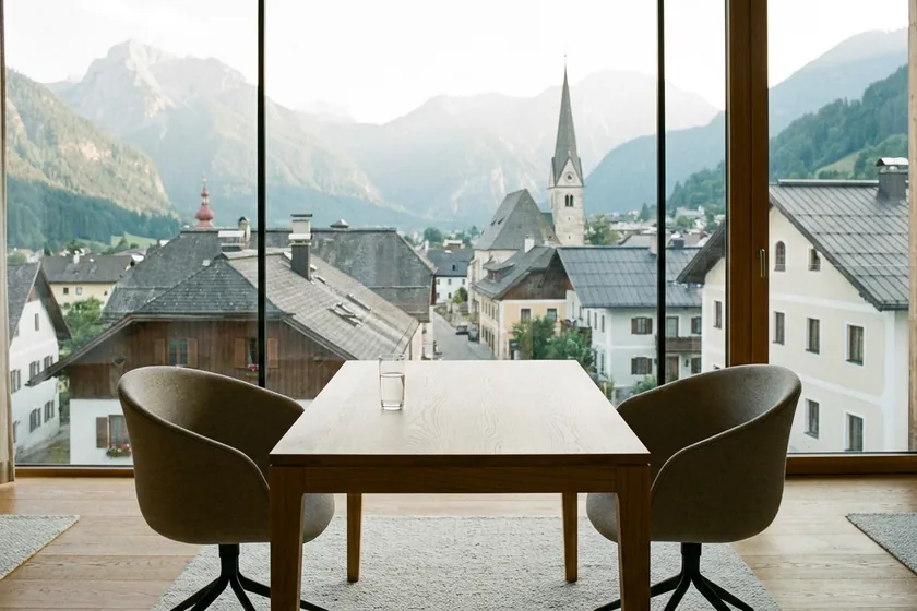 Beratungsraum einer österreichischen Bank mit Blick auf die Stadt